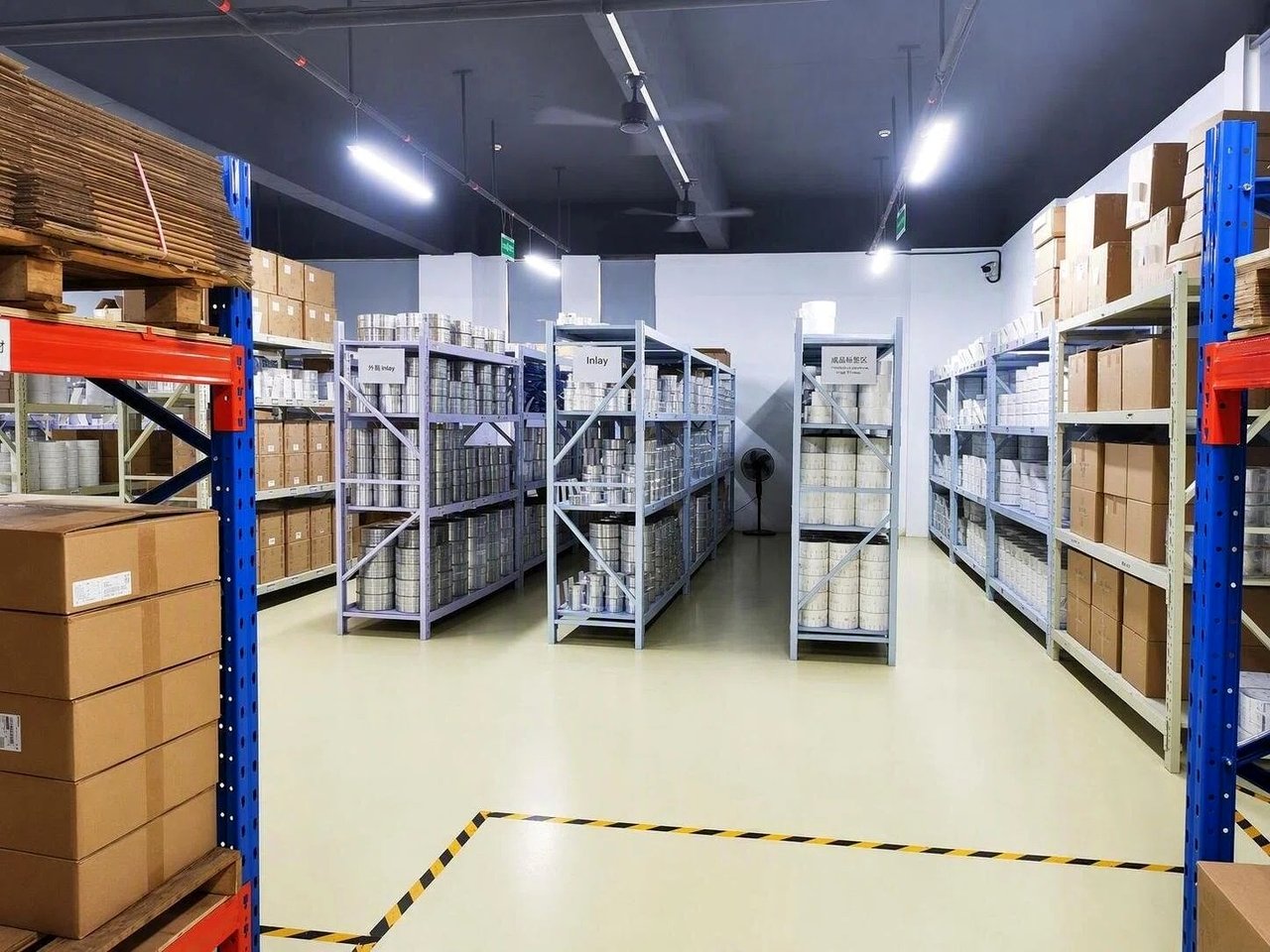 Finished-goods warehouse with zoned Inlay stock and finished labels